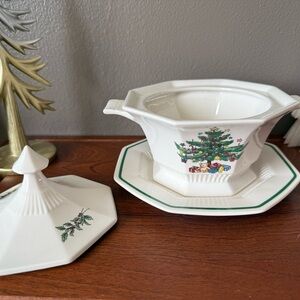 Nikko Ceramics Holiday Sauce Tauren with Lid/stand